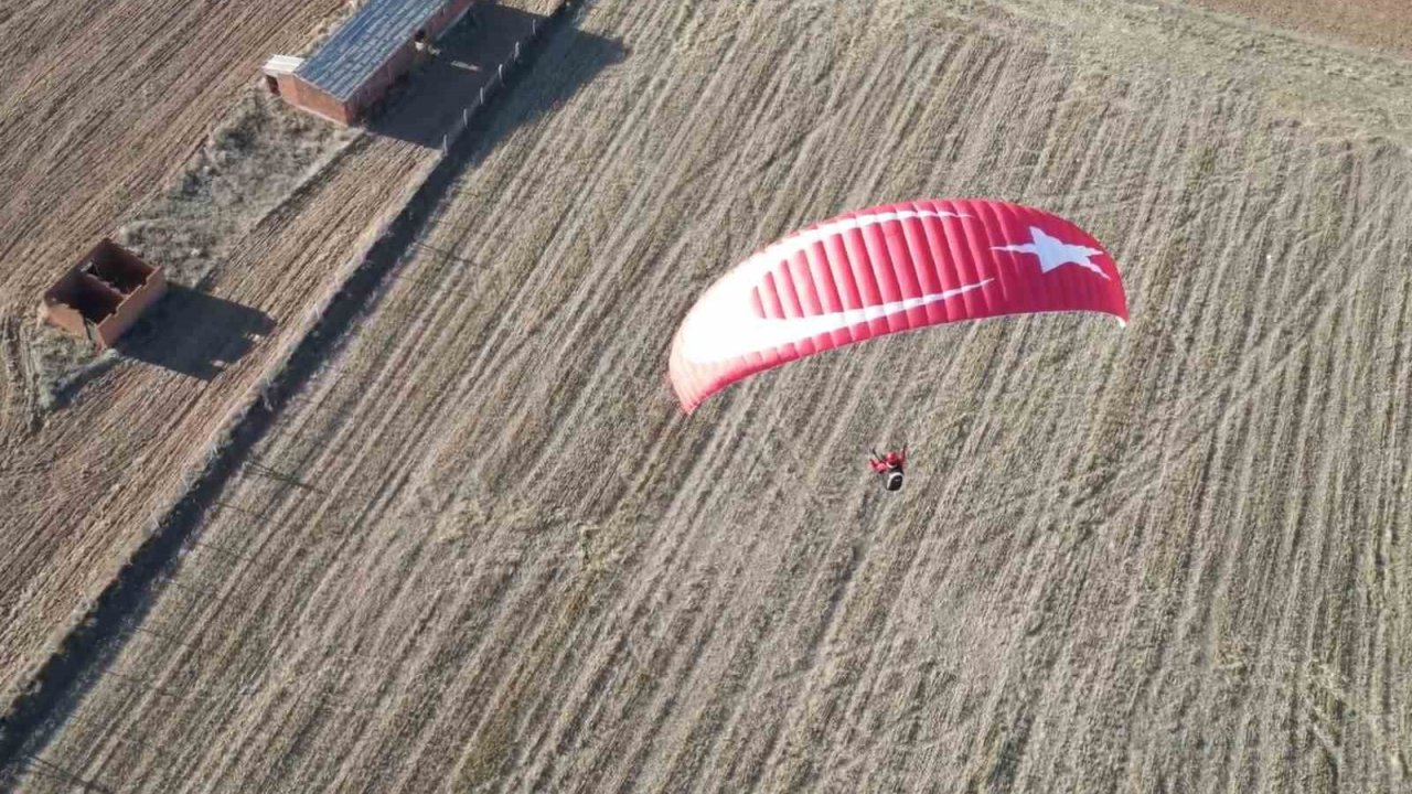 Yamaç paraşütü sporcuları, 29 Ekim Cumhuriyet Bayramı’nı gökyüzünde kutladı