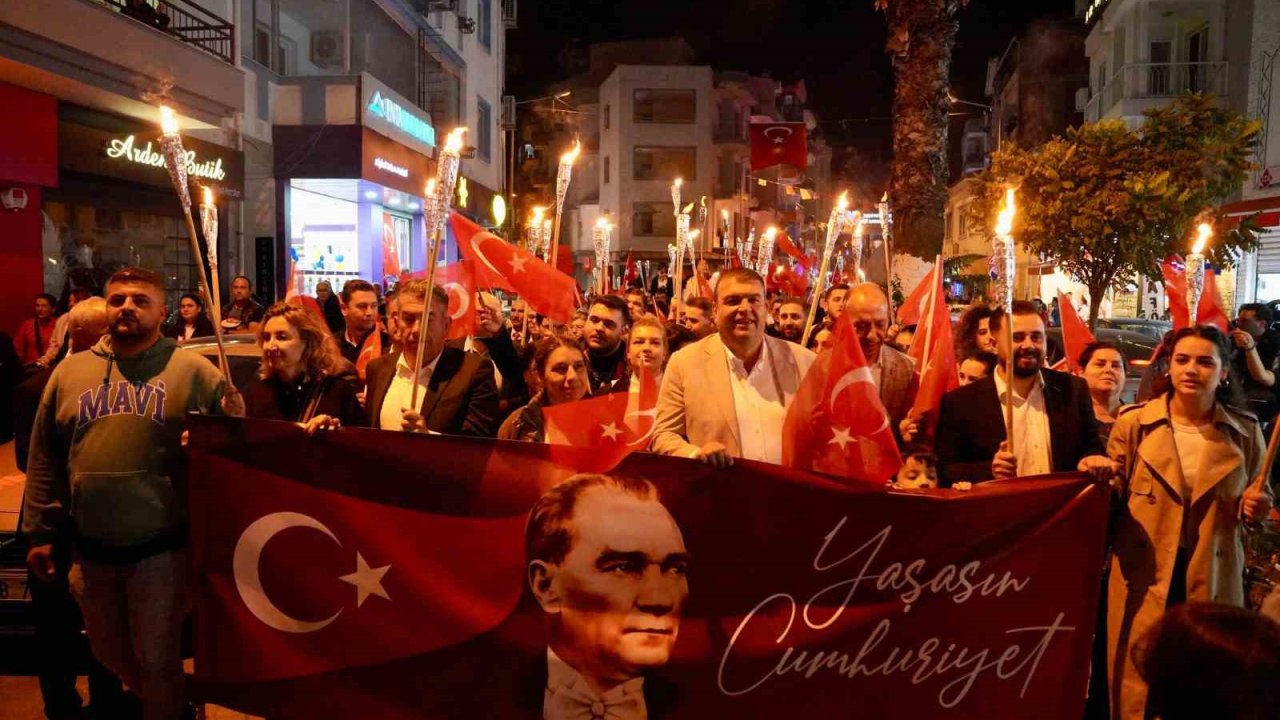 Seferihisar’da cumhuriyet coşkusu ile fener alayı