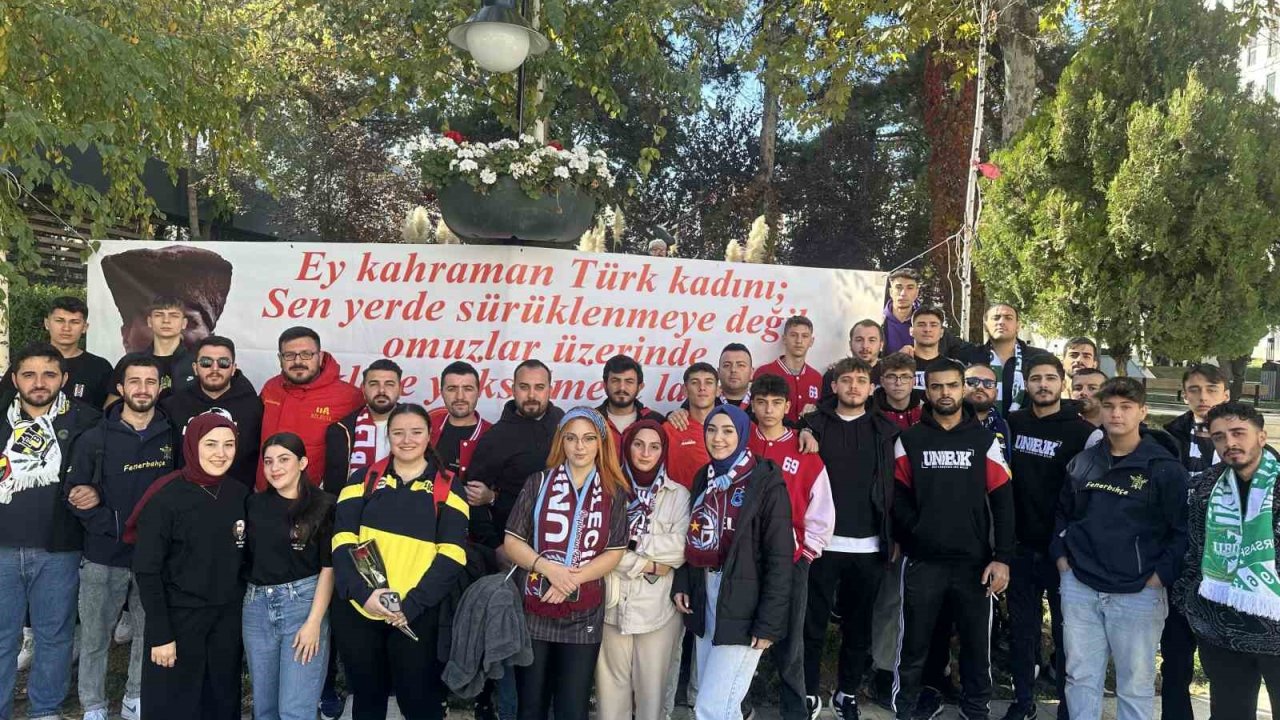 Bilecik’te taraftar gruplarından kadına ve çocuğa yönelik şiddete karşı karanfilli eylem