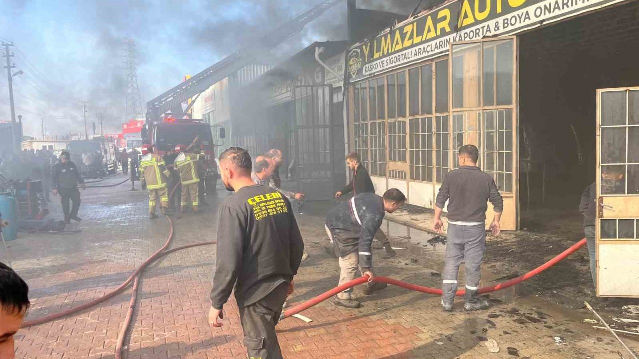 Sanayi sitesinde çıkan yangında 5 dükkan zarar gördü