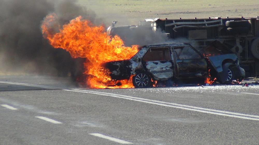 Kars'ta kaza yapan otomobil alev topuna döndü