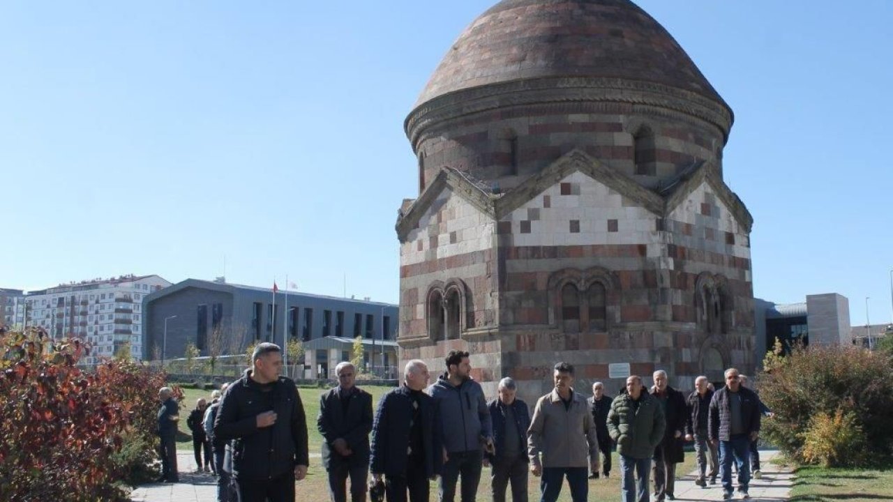 Bayburtlu emeklilere komşu il Erzurum’un tarihi mekanları gezdirildi