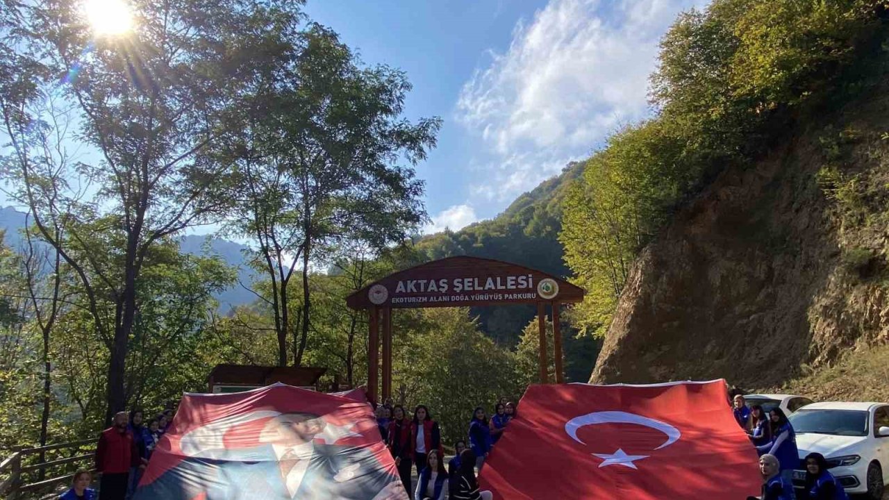 Doğa yürüyüşü ile Aktaş Şelalesi’ni keşfettiler