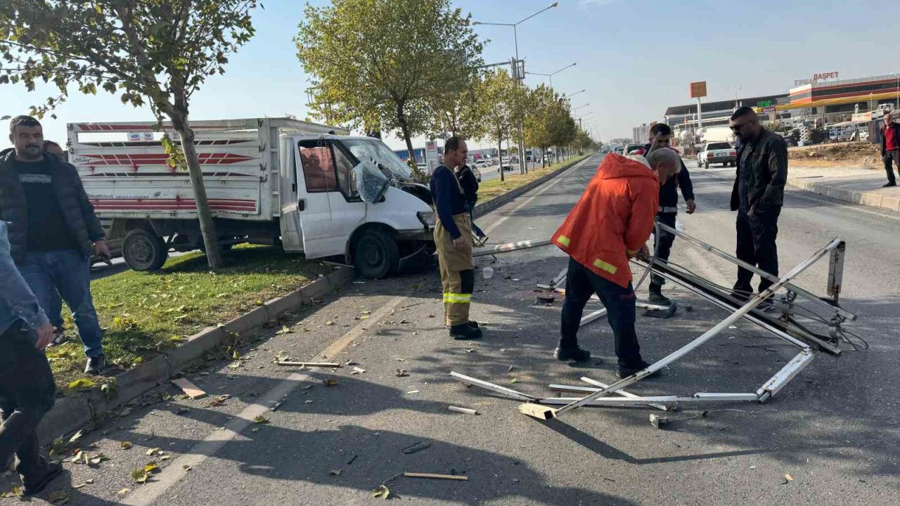 Mardin’de sürücüsünün direksiyon hakimiyetini kaybettiği kamyonet elektrik direğine çarptı