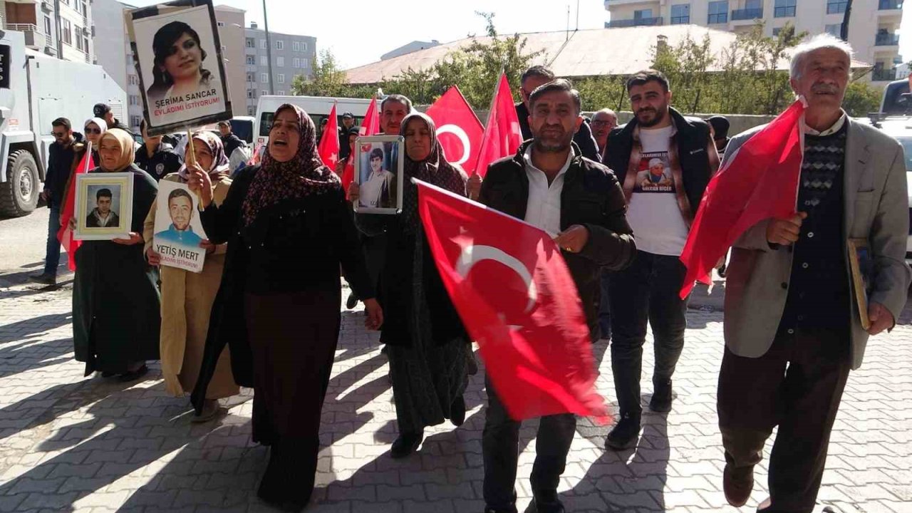 DEM, anneleri evlat nöbetinden vazgeçirmek için şarkı çalıyor