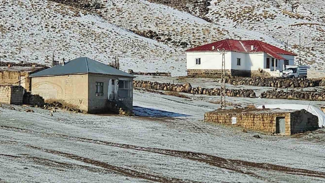 Türkiye’nin en yüksek rakımlı köyü beyaza büründü