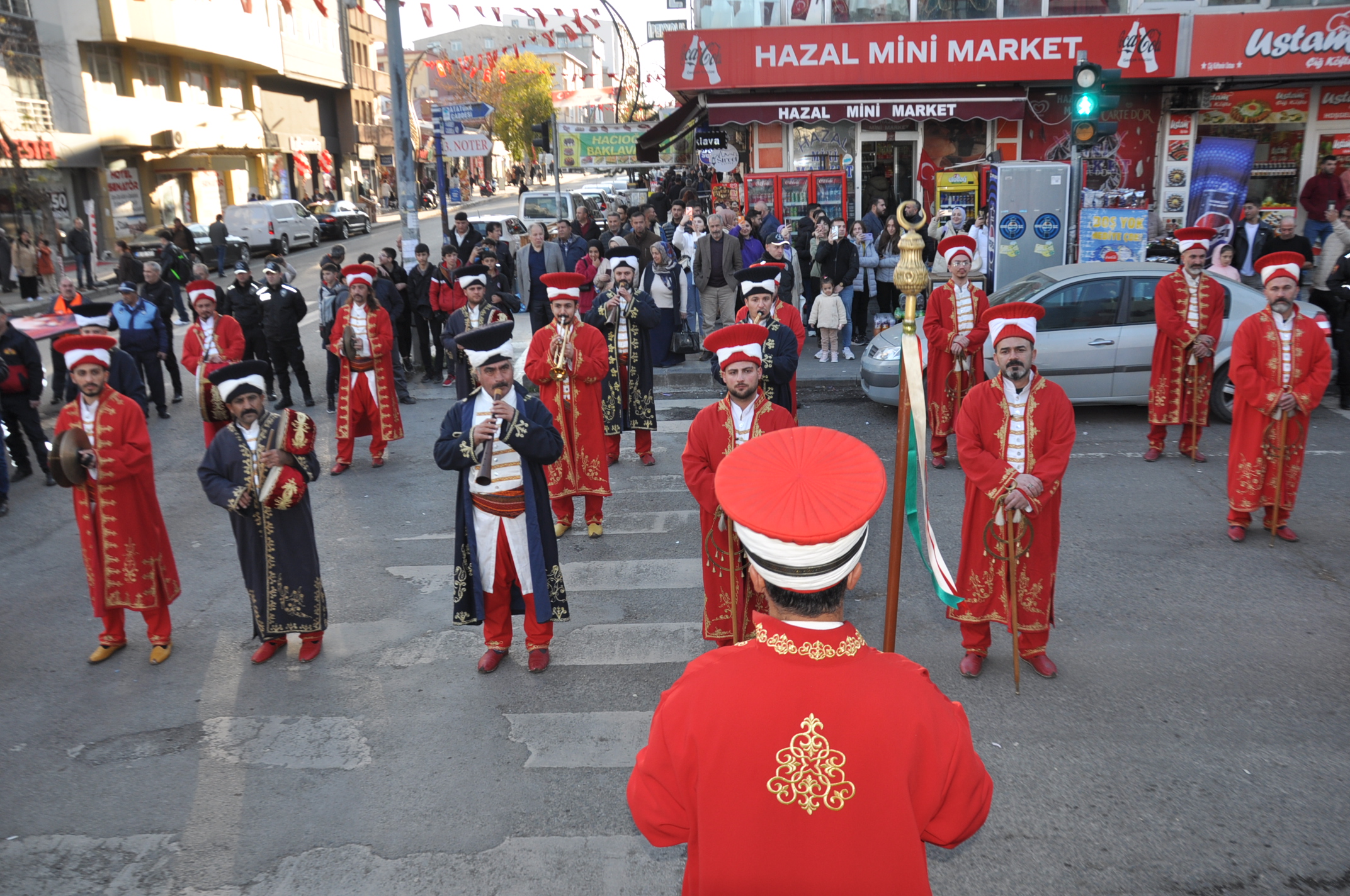 Kars'ta Mehteran eşliğinde yürüyüş!