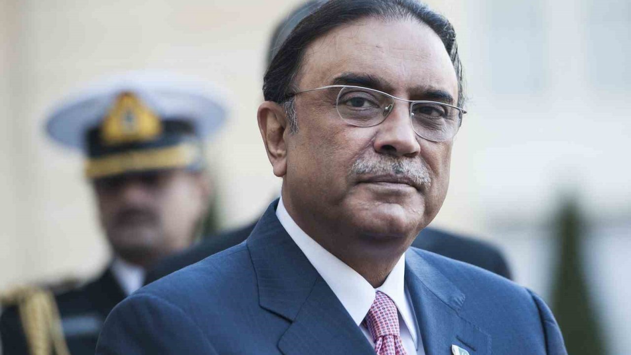 Pakistan Cumhurbaşkanı Zardari’nin bacağı kırıldı