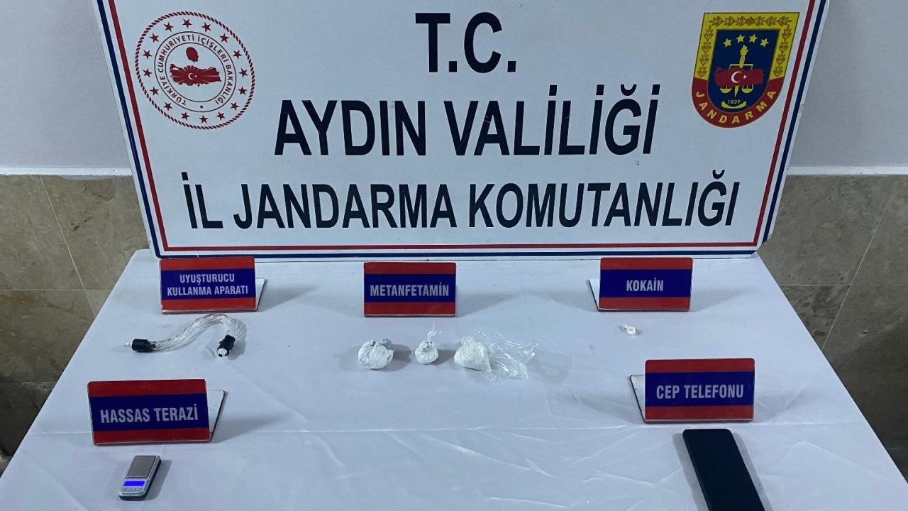 Uyuşturucu ile taksiye binen kadın, jandarmadan kaçamadı