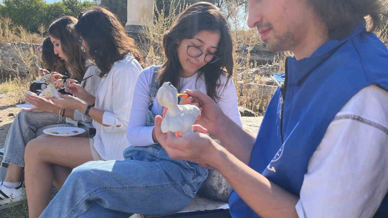 Muğla’da gönüllü gençler Stratonikeia’da sanatla buluştu