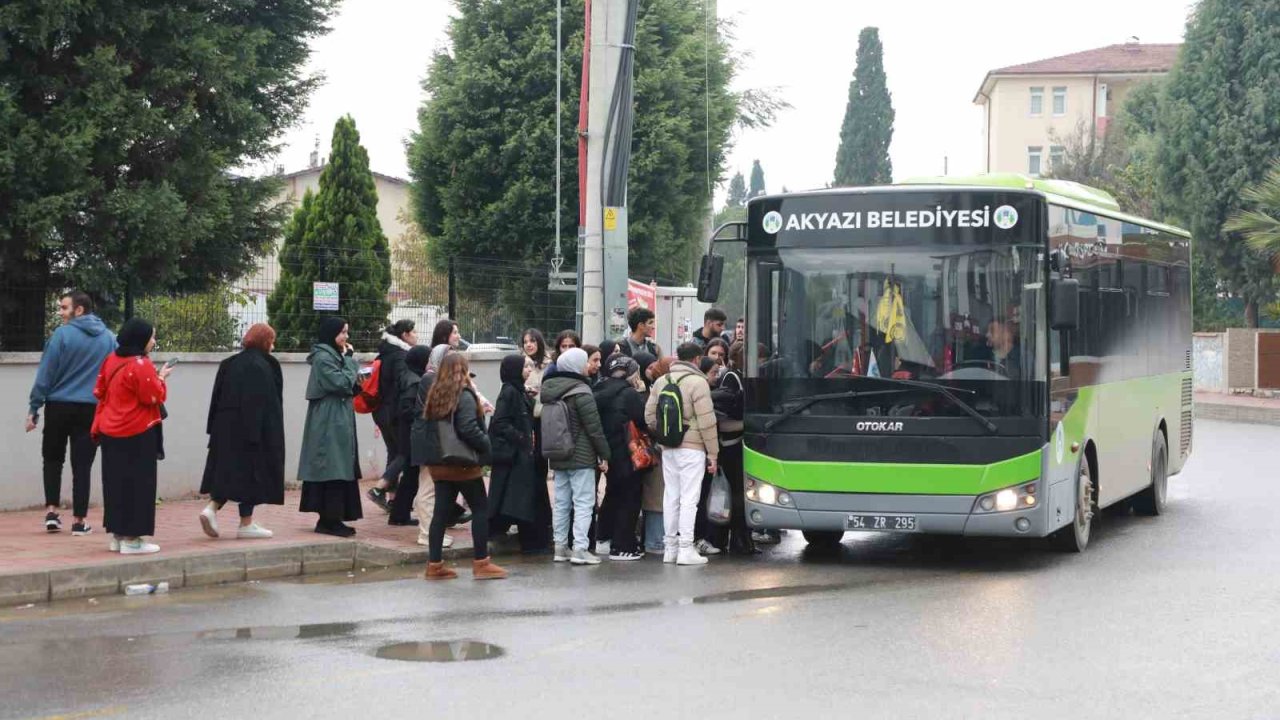 Akyazı’da üniversite öğrencilerine ücretsiz ulaşım başladı