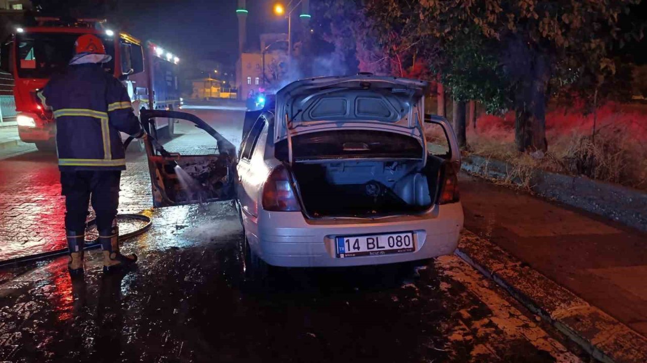 Şanlıurfa’da otomobil alev alev yandı