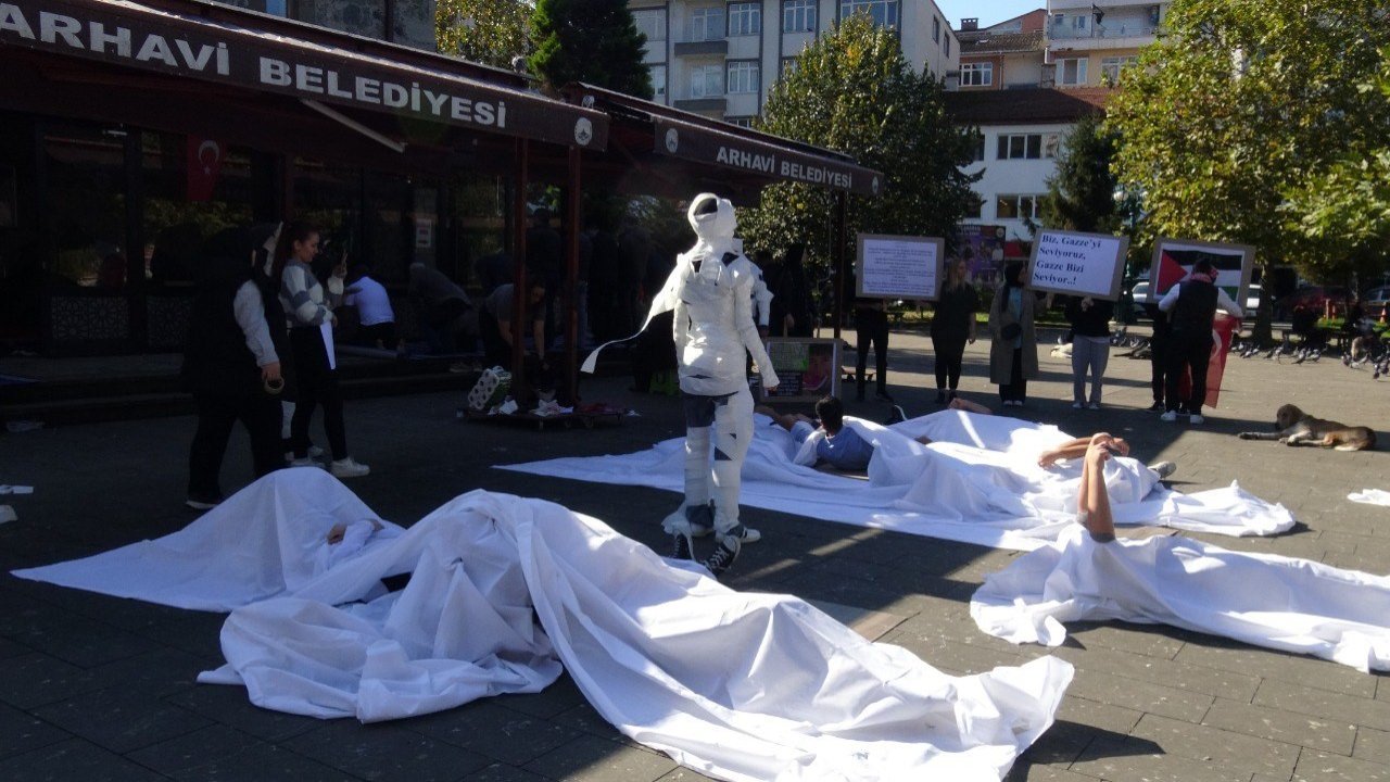 Artvin’de üniversite öğrencilerinden Filistinli çocuklar için kefenli protesto