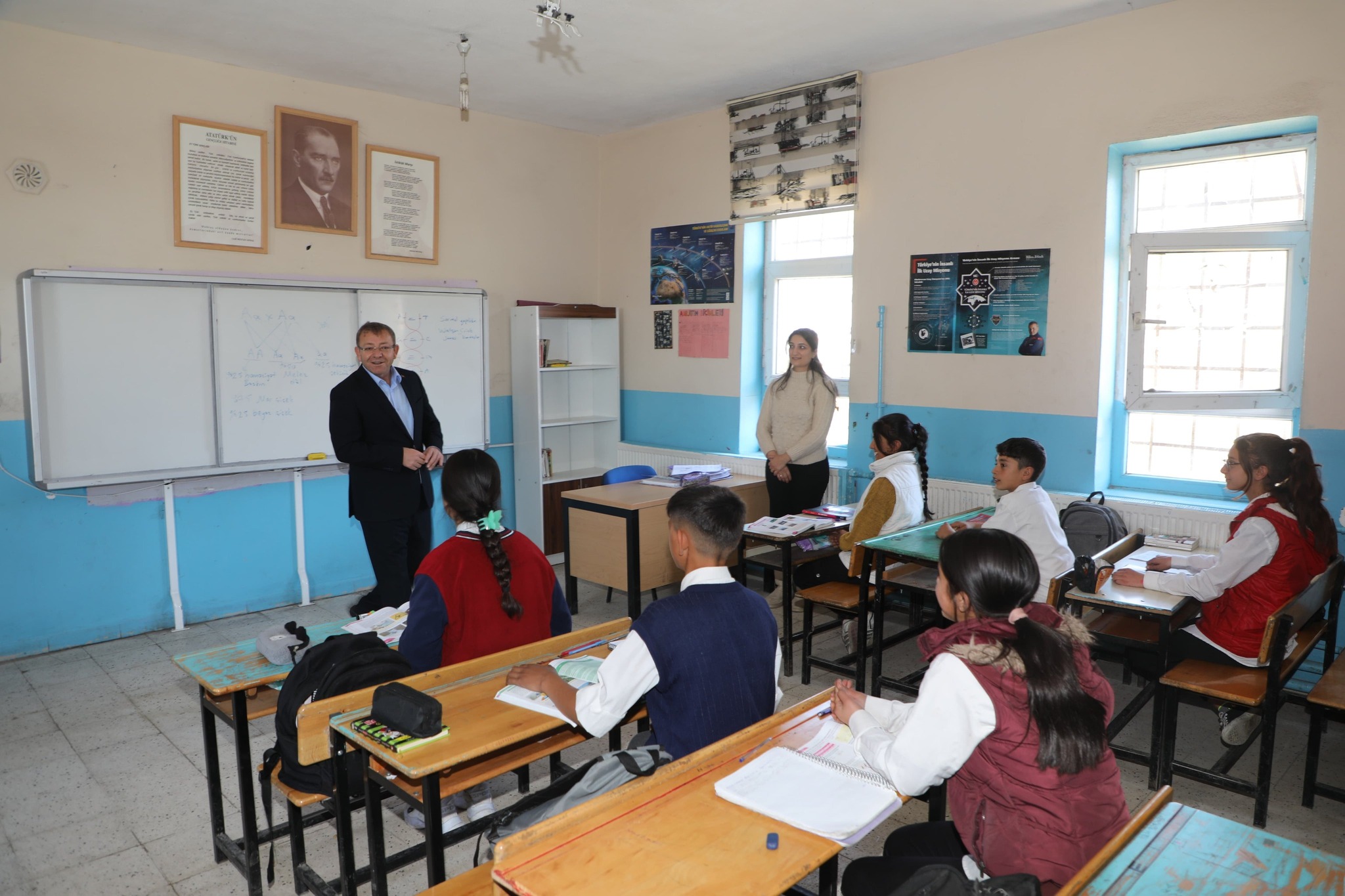 Vali Polat öğrencilerin derslerine eşlik etti