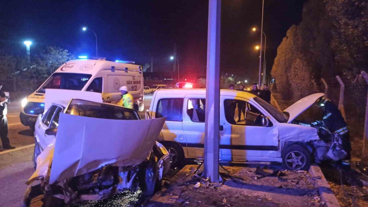 Konya’da hafif ticari araç ile otomobil çarpıştı: 2 yaralı