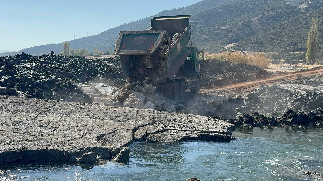 Eğirdir Gölü’nde oluşan düdenler iş makineleriyle kapatılıyor