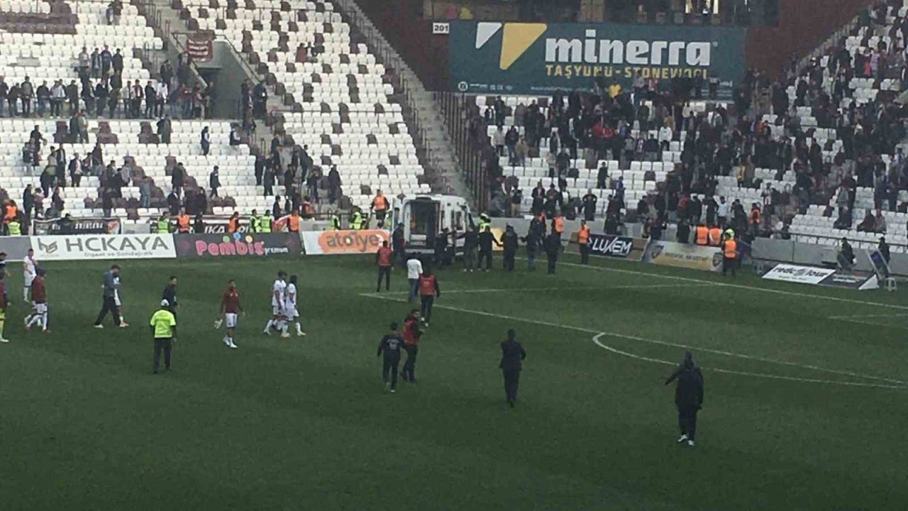 Elazığ Atatürk Stadyumu zemini zarar gördü