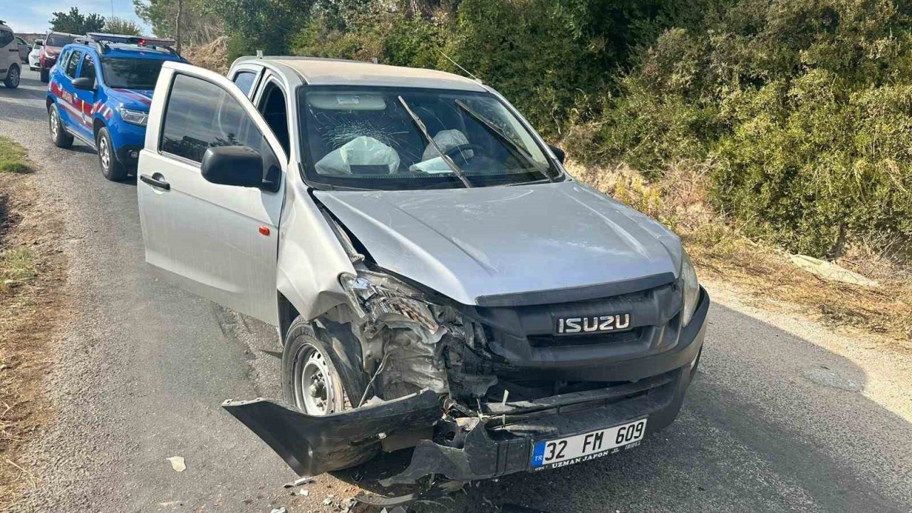 Manavgat’ta kamyonet ile otomobil çarpıştı: 3 yaralı