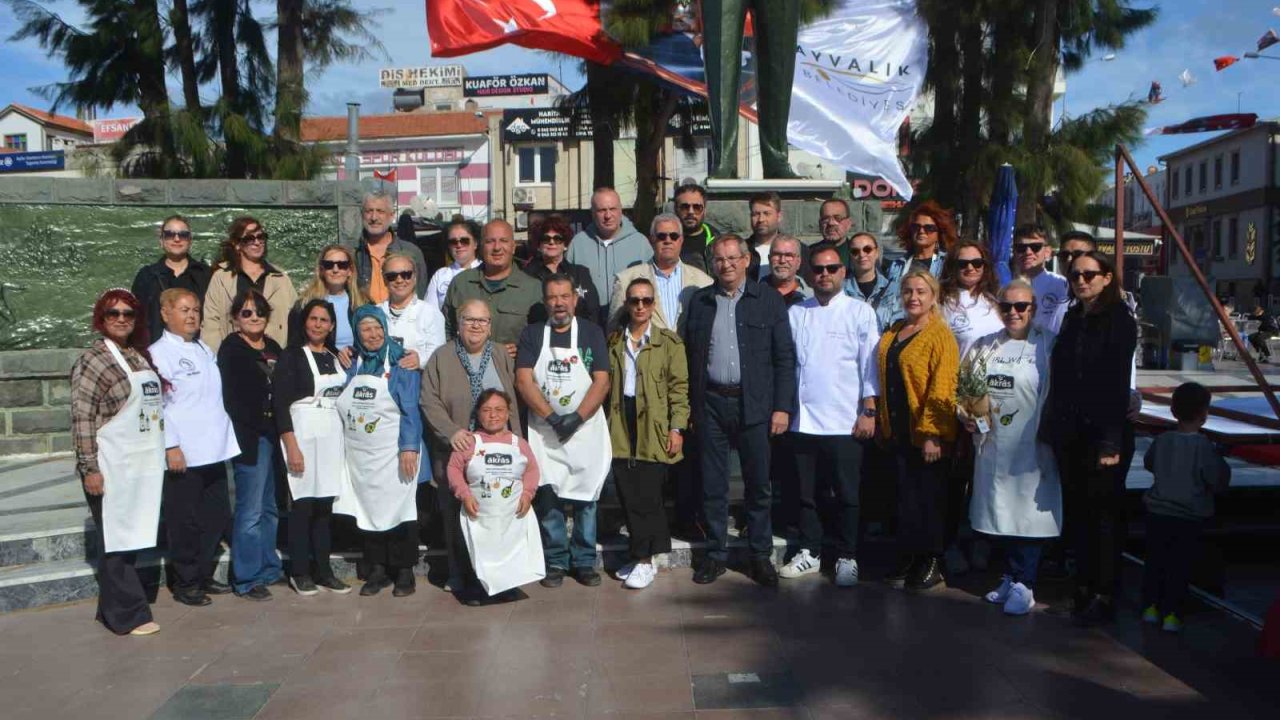 Ayvalık’ta hasat festivalinde düzenlenen zeytinyağlı ev yemekleri yarışmasına ilgi yoğun oldu