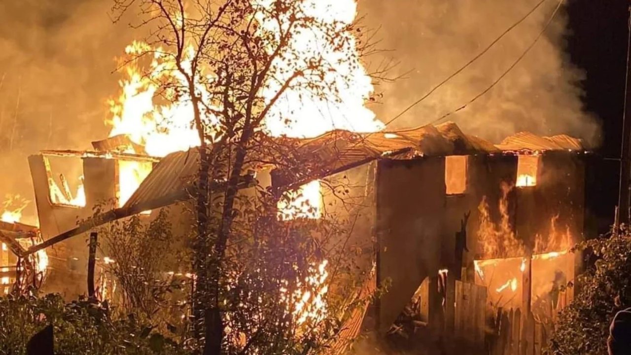 Kastamonu’da iki katlı ahşap ev, çıkan yangında küle döndü