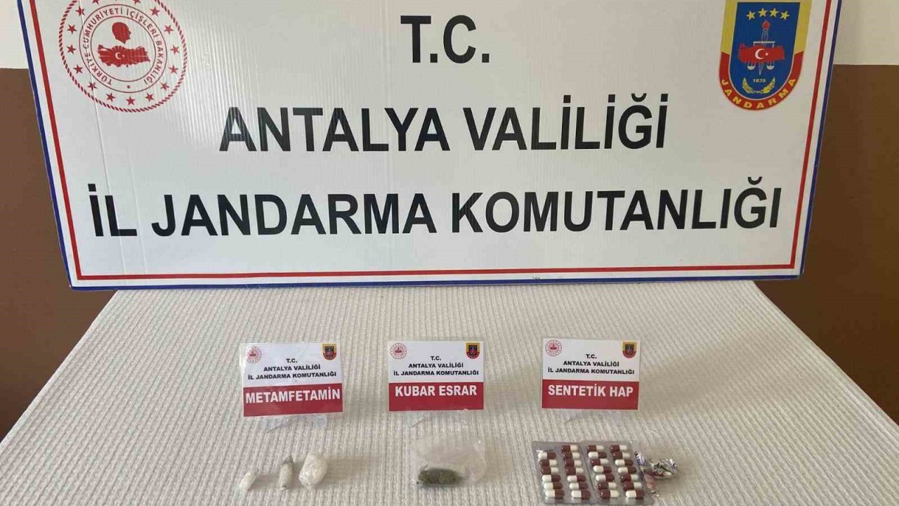 Otobüste üzerinden 5 çeşit uyuşturucu çıkan yolcu tutuklandı