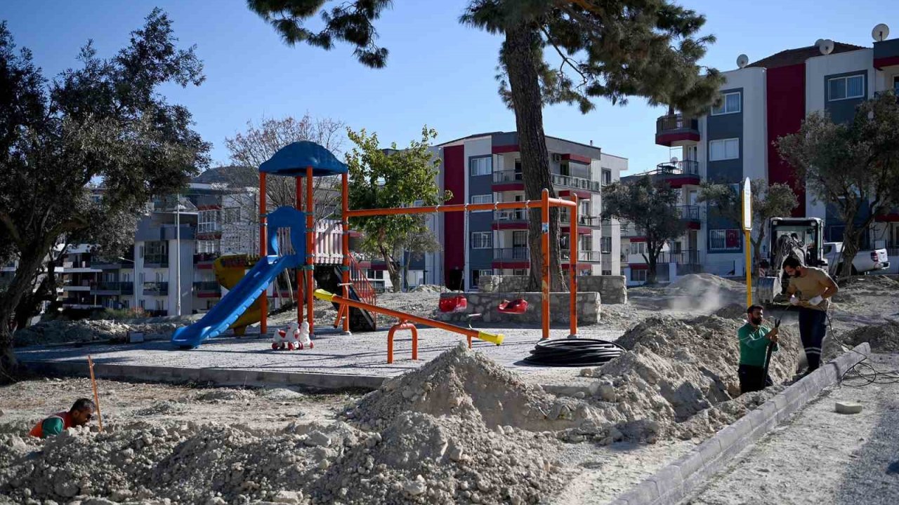 Kuşadası Belediyesi Değirmendere’de park yenileme çalışmasına başladı