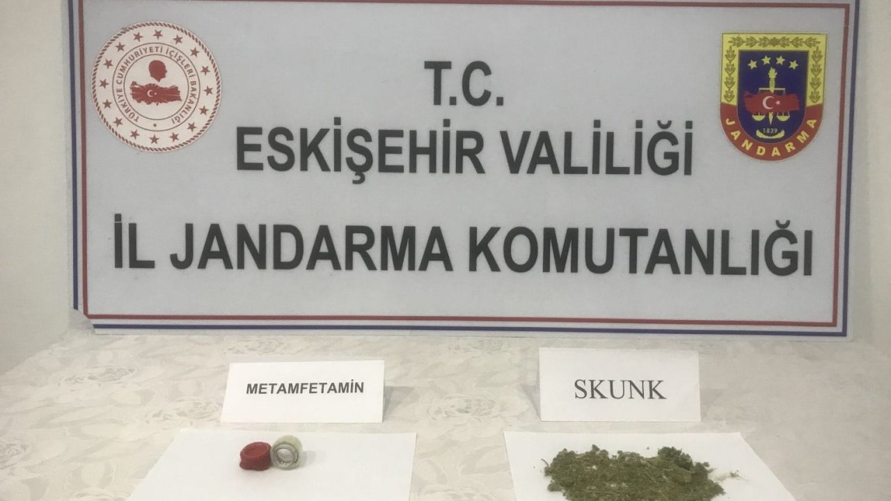 Uyuşturucu ticareti yapan 2 kişi jandarma ekiplerince yakalandı