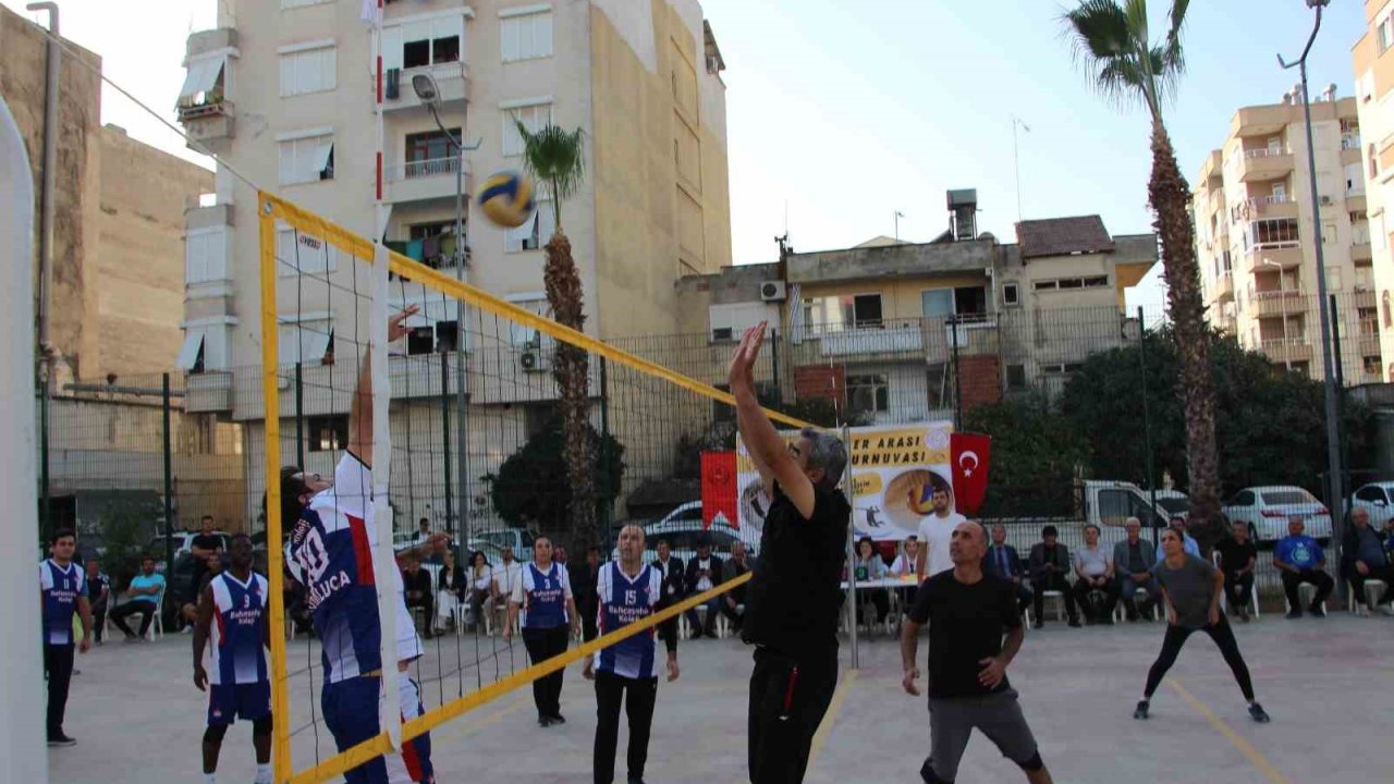 Kumluca’da öğretmenler arası voleybol turnuvası düzenlendi