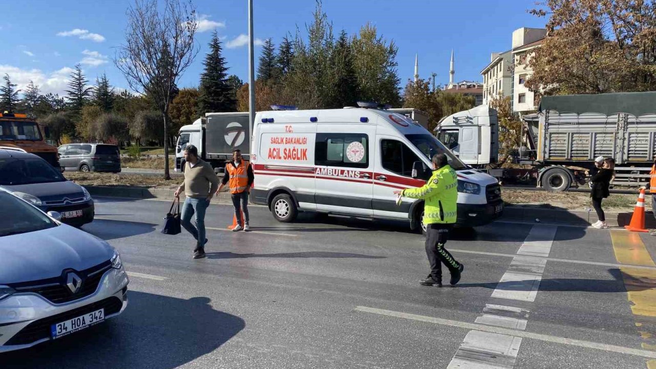 Karşıdan karşıya geçmeye çalışan yaya otomobil çarptı