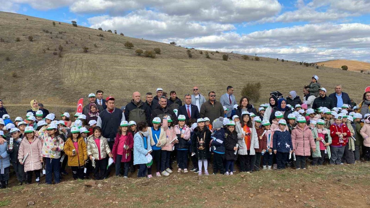 ‘Çocuklar fidanıyla büyüsün’ projesinin ilk fidanları toprakla buluştu