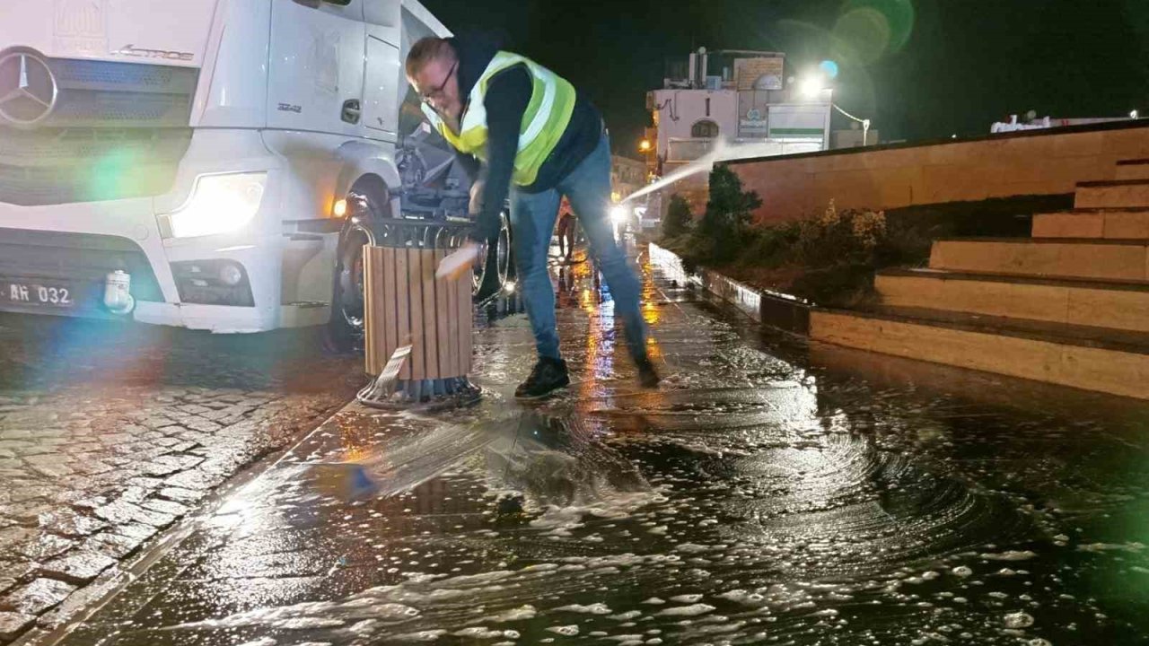 Vali Akkoyun, caddeleri köpüklü suyla yıkatarak göreve başladı