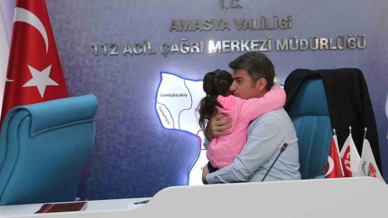 Küçük kız toplantıda Vali Bakan’a sarıldı: “İnsanı yaşat ki devlet yaşasın”