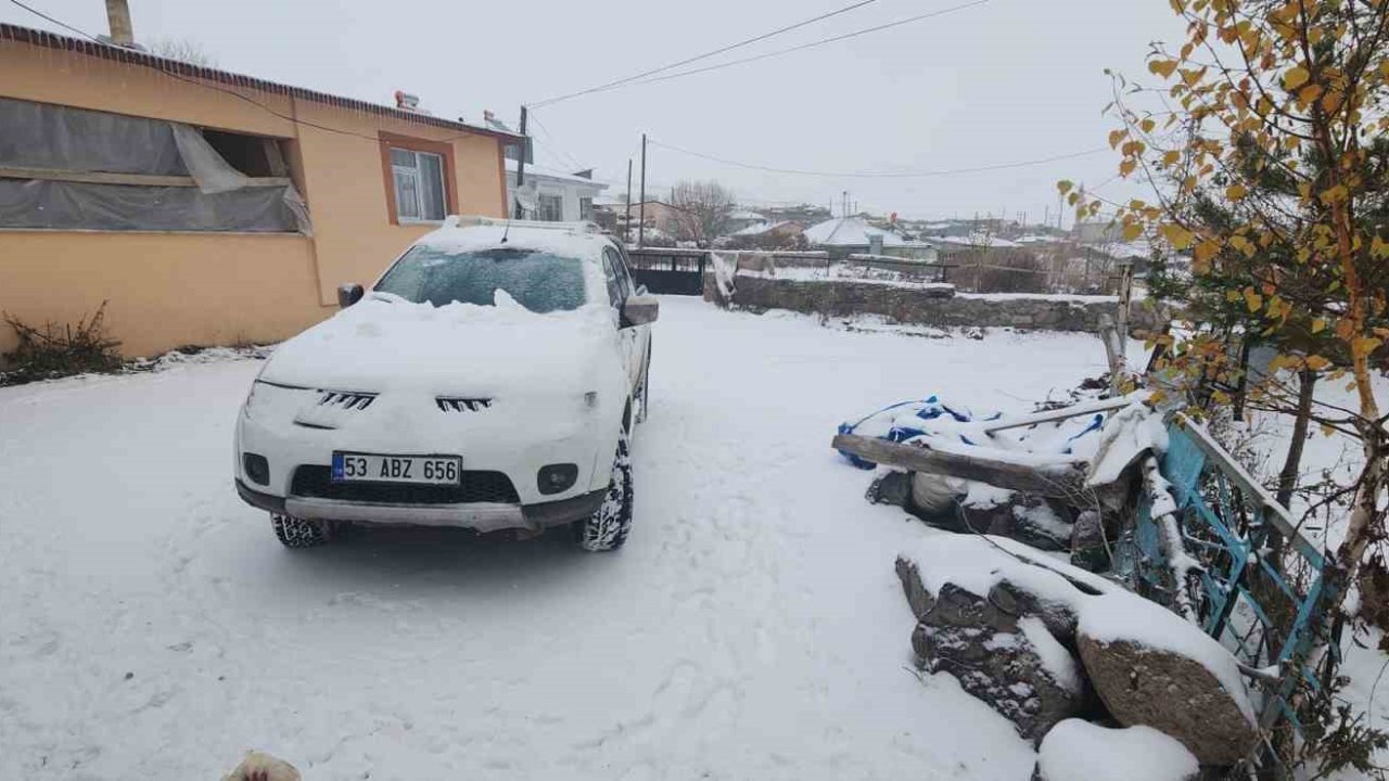 Köylüler güne kar yağışıyla uyandı