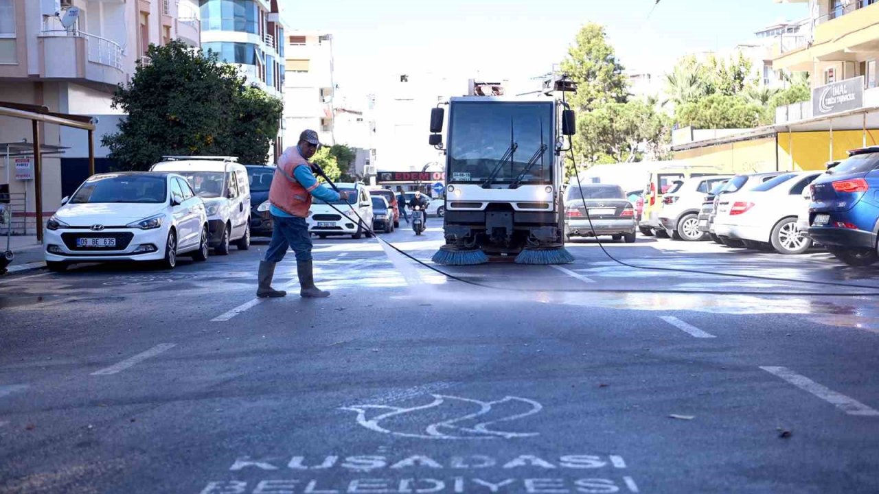 Kuşadası’nda kesintisiz temizlik mesaisi