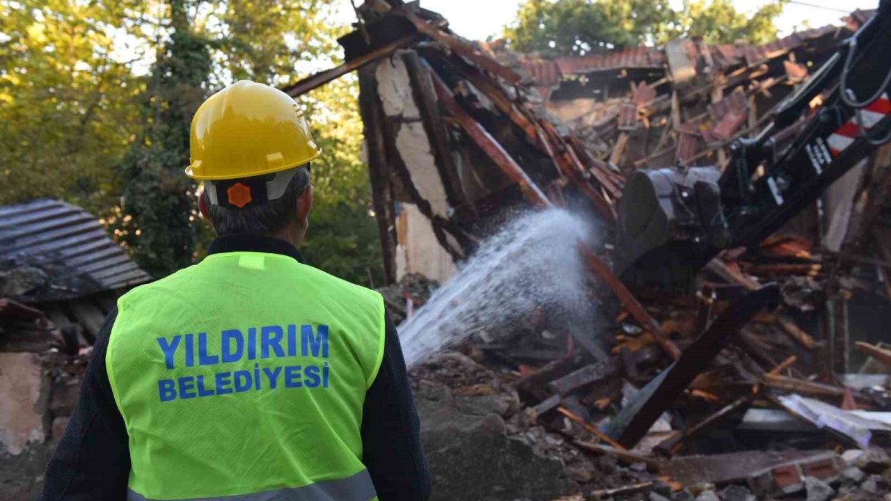 Yıldırım’da metruk durumdaki yapılar yıkılıyor