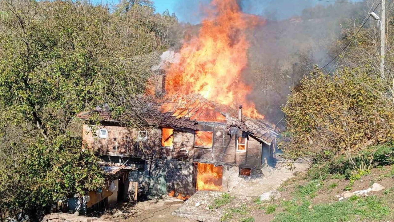 Karadeniz Ereğli’de iki katlı ahşap ev tamamen yandı