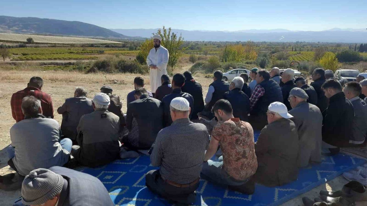 Manisa’da vatandaşlar yağmur duasına çıktı