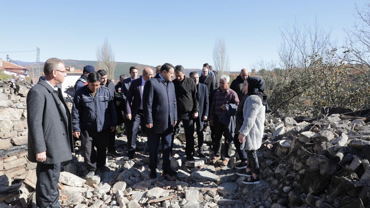 Kütahya Valisi, 7 ev ve 4 hayvan barınağının yandığı köyde incelemelerde bulundu