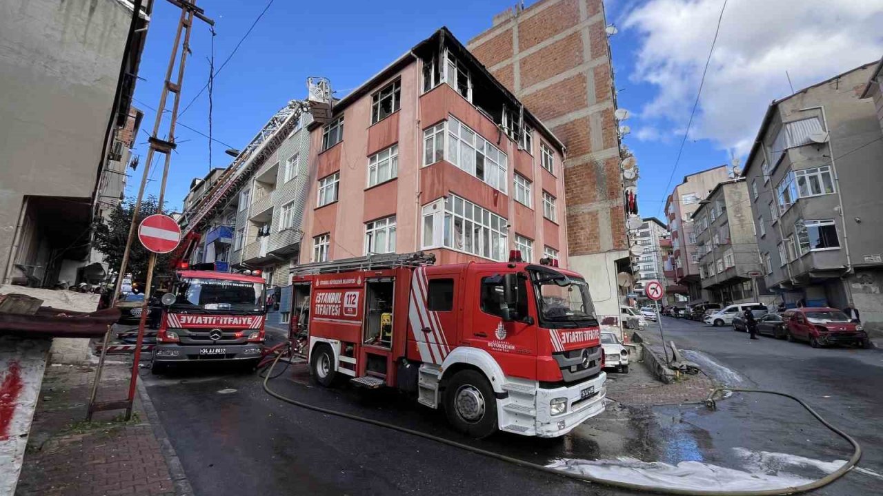 Esenler’de 4 katlı apartmanda korkutan yangın