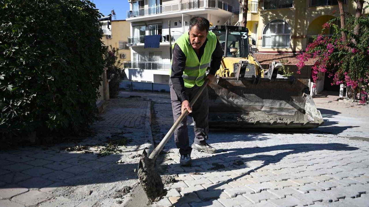 Kuşadası’nda yol yapım ve bakım çalışmaları sürüyor