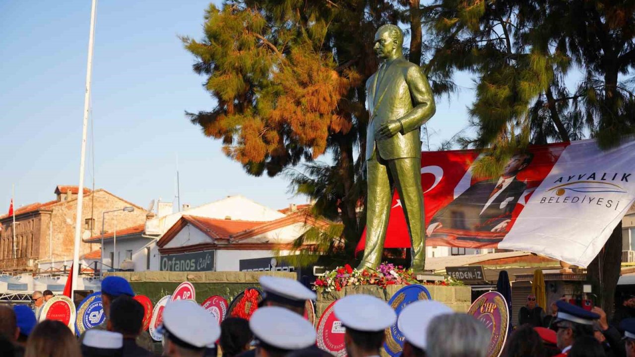 Ayvalık’ta Atatürk hüzünle anıldı