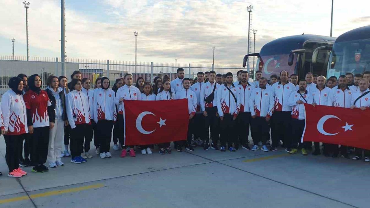 Kick Boks Milli Takımı, sınır kapısında saygı duruşunda bulundu