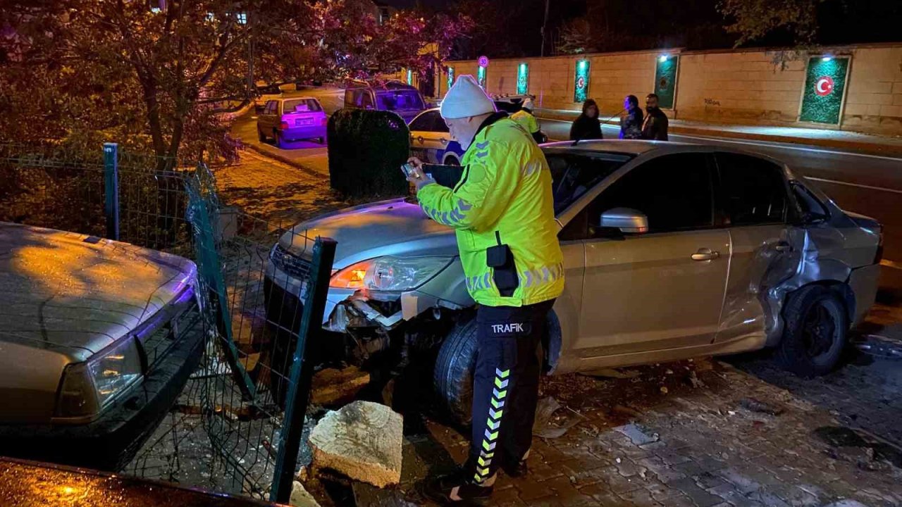 Virajı alamayan otomobil park halindeki 2 araca çarptı: 1 hafif yaralı