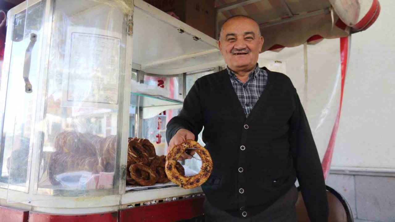 Tek koluna rağmen hayata dört elle sarılan simitçinin azmi takdir topluyor