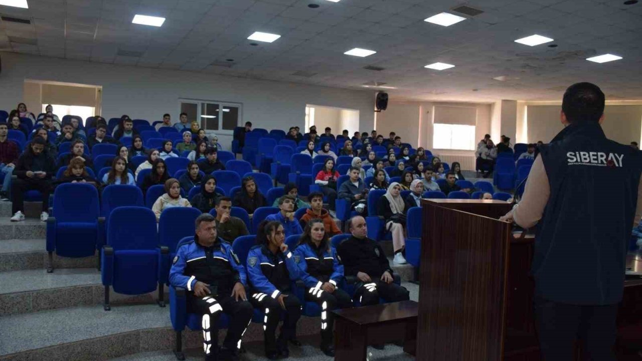 Polisten öğrenci ve öğretim görevlilerine siber güvenlik eğitimi