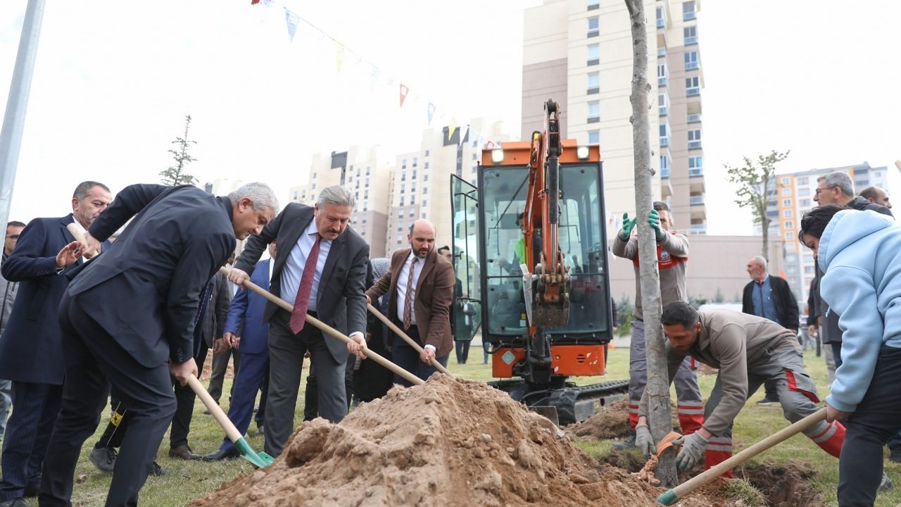 Başkan Palancıoğlu’nun yeşil projesi: “Melikgazi’de fidan değil: ağaç dikiyoruz”