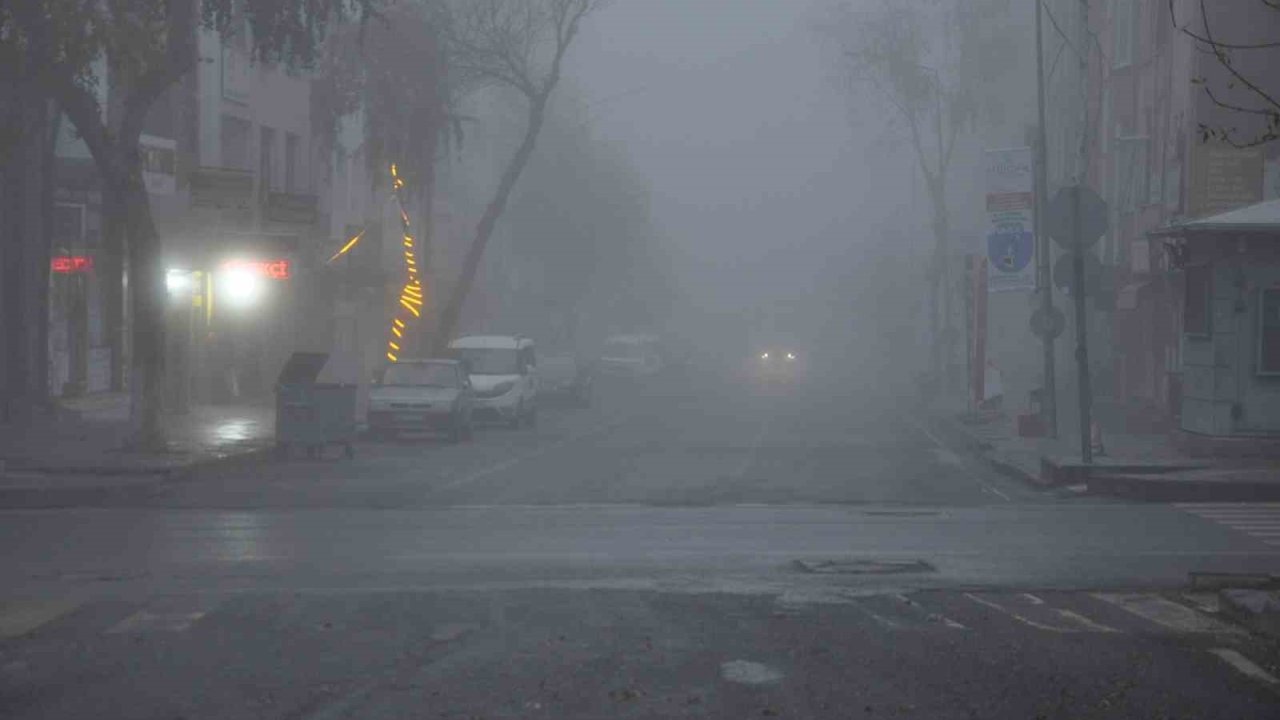 Kars’ta yoğun sis: Göz gözü görmedi, görüş mesafesi 3 metreye düştü