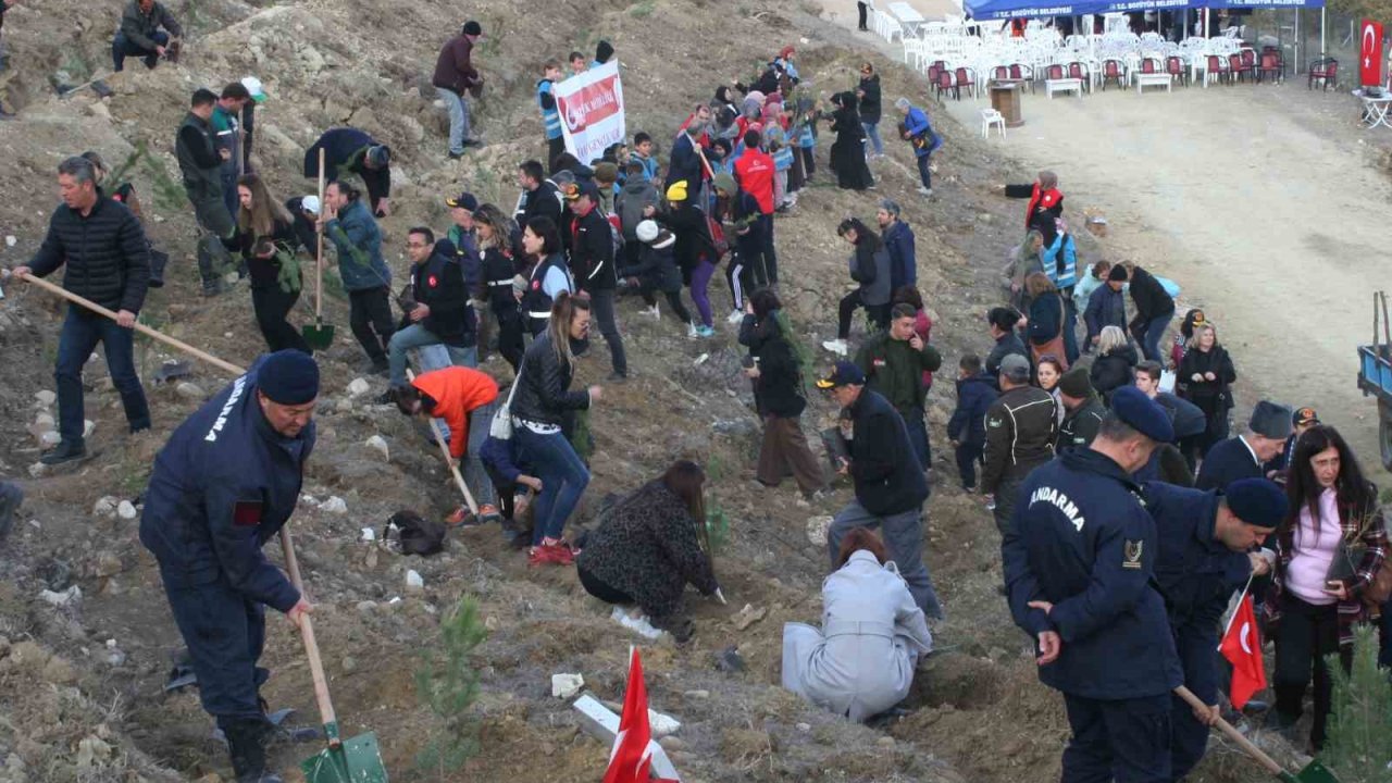 Bozüyük’te Şehitler Ormanı için 1111 adet fidan dikildi