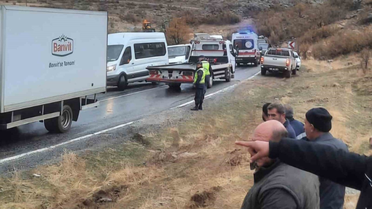 Siirt’te virajı alamayan tır devrildi: 1 yaralı