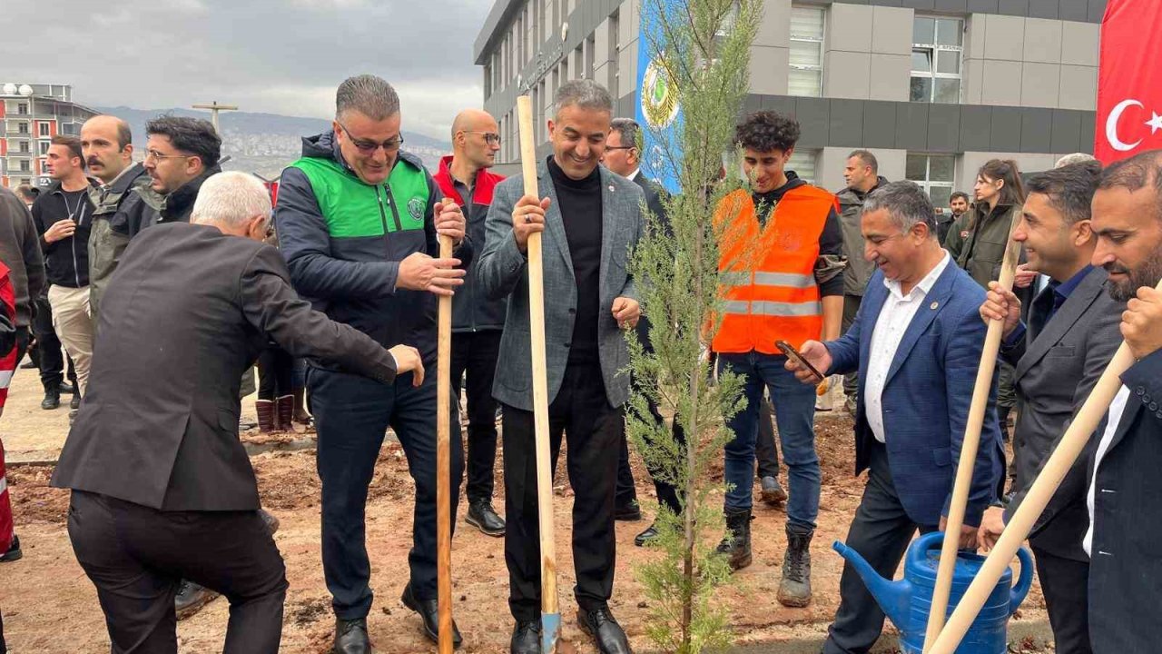 Sağlıkçılar Şırnak’ta 400 fidanı toprakla buluşturdu